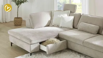 Weißes Ecksofa mit Schublade im hellen Raum